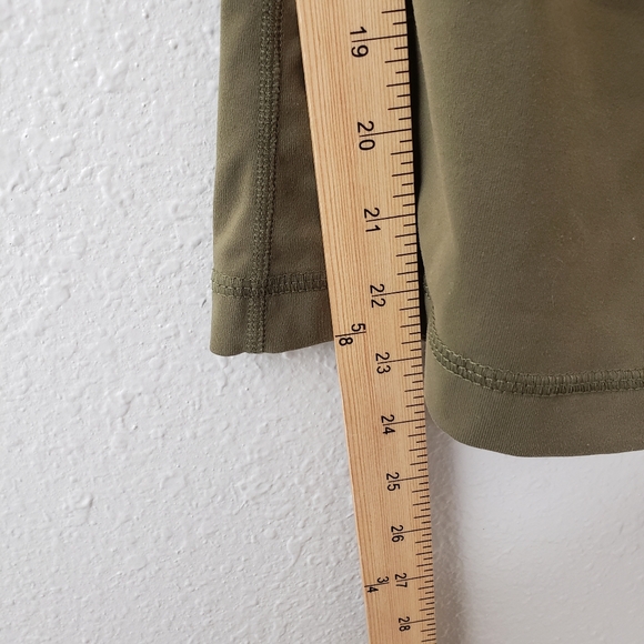 Lululemon 10 olive green crops w slit - Picture 5 of 8